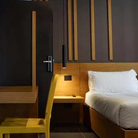 Central Lodge Hotel Hotell 3*